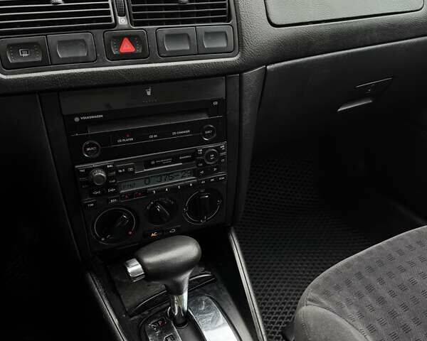 Черный Фольксваген Гольф, объемом двигателя 1.6 л и пробегом 253 тыс. км за 3999 $, фото 16 на Automoto.ua