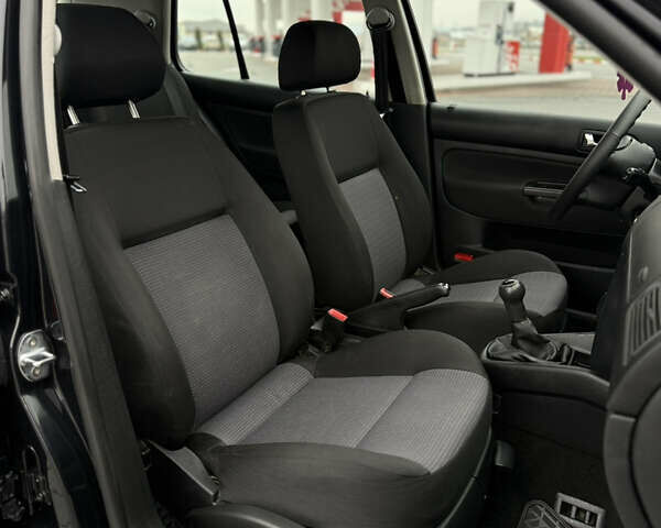 Черный Фольксваген Гольф, объемом двигателя 1.39 л и пробегом 267 тыс. км за 4150 $, фото 44 на Automoto.ua