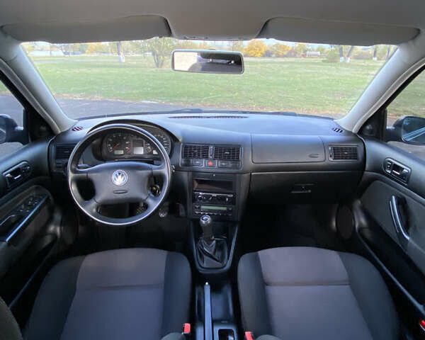 Черный Фольксваген Гольф, объемом двигателя 1.6 л и пробегом 290 тыс. км за 4300 $, фото 5 на Automoto.ua