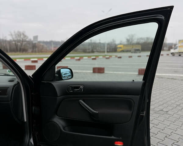 Черный Фольксваген Гольф, объемом двигателя 1.39 л и пробегом 267 тыс. км за 4150 $, фото 41 на Automoto.ua