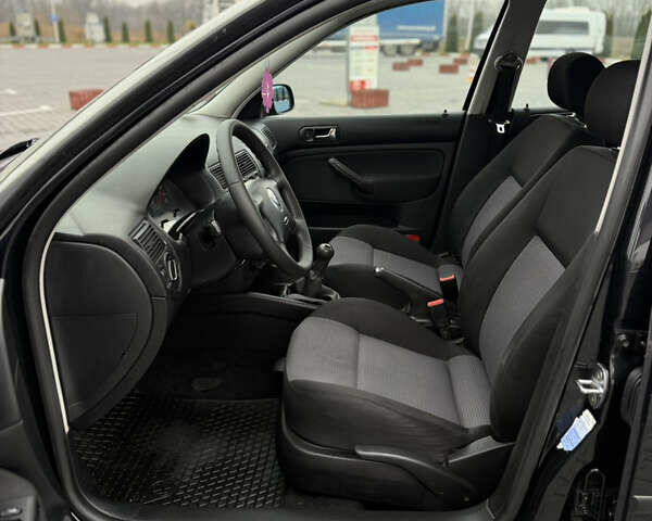 Черный Фольксваген Гольф, объемом двигателя 1.39 л и пробегом 267 тыс. км за 4150 $, фото 32 на Automoto.ua