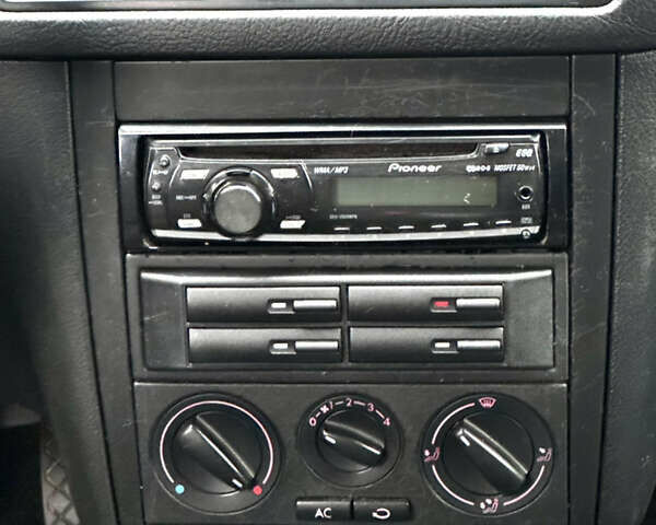 Черный Фольксваген Гольф, объемом двигателя 1.39 л и пробегом 197 тыс. км за 3997 $, фото 38 на Automoto.ua