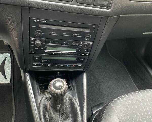 Черный Фольксваген Гольф, объемом двигателя 1.6 л и пробегом 233 тыс. км за 4790 $, фото 20 на Automoto.ua