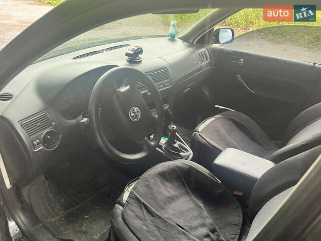 Черный Фольксваген Гольф, объемом двигателя 1.39 л и пробегом 275 тыс. км за 3800 $, фото 6 на Automoto.ua