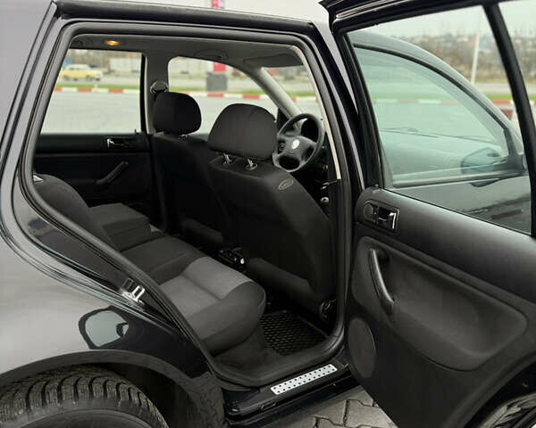 Черный Фольксваген Гольф, объемом двигателя 1.39 л и пробегом 267 тыс. км за 4150 $, фото 39 на Automoto.ua