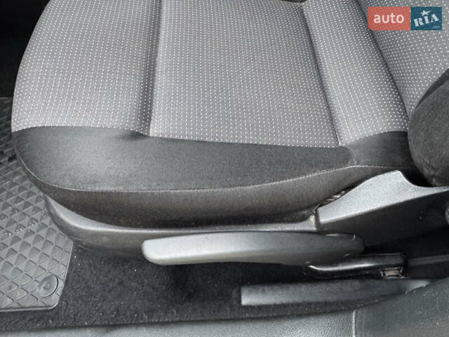 Черный Фольксваген Гольф, объемом двигателя 1.39 л и пробегом 197 тыс. км за 3997 $, фото 43 на Automoto.ua