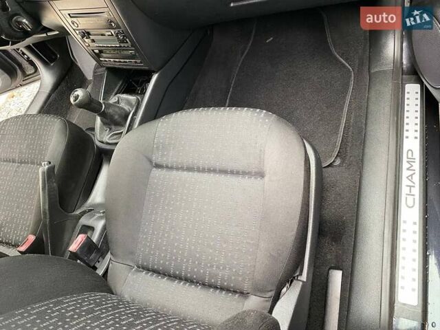 Черный Фольксваген Гольф, объемом двигателя 1.6 л и пробегом 233 тыс. км за 4790 $, фото 24 на Automoto.ua