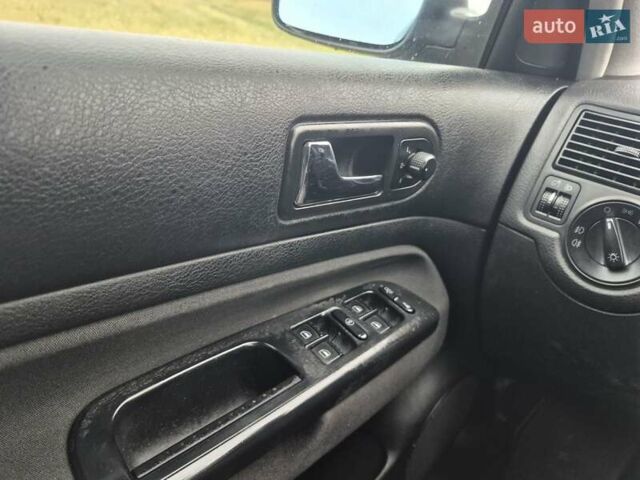 Черный Фольксваген Гольф, объемом двигателя 1.39 л и пробегом 232 тыс. км за 3950 $, фото 6 на Automoto.ua