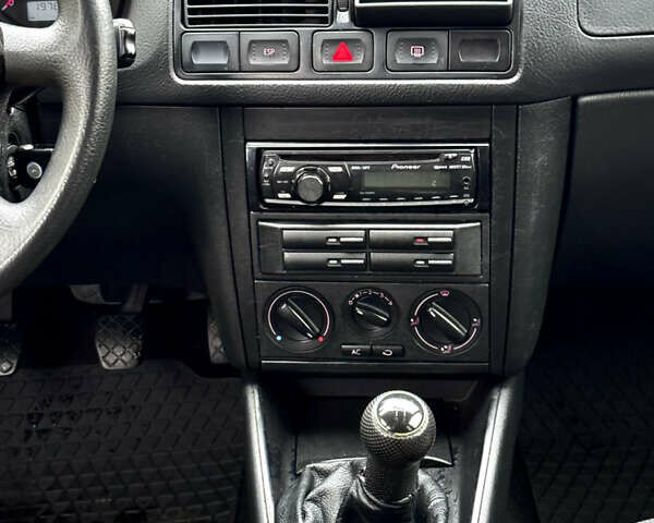 Черный Фольксваген Гольф, объемом двигателя 1.39 л и пробегом 197 тыс. км за 3997 $, фото 37 на Automoto.ua