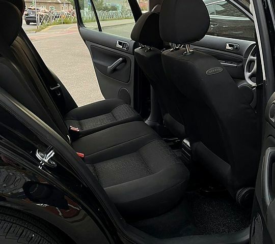 Черный Фольксваген Гольф, объемом двигателя 1.6 л и пробегом 214 тыс. км за 4500 $, фото 6 на Automoto.ua