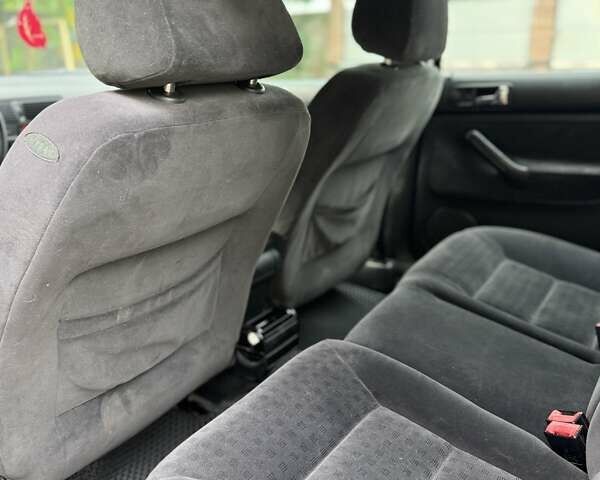 Черный Фольксваген Гольф, объемом двигателя 1.6 л и пробегом 253 тыс. км за 3999 $, фото 9 на Automoto.ua