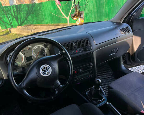 Черный Фольксваген Гольф, объемом двигателя 1.6 л и пробегом 230 тыс. км за 4300 $, фото 1 на Automoto.ua