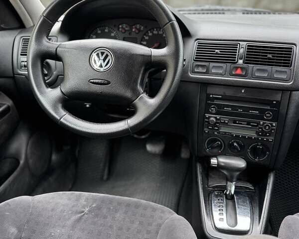 Черный Фольксваген Гольф, объемом двигателя 1.6 л и пробегом 253 тыс. км за 3999 $, фото 12 на Automoto.ua