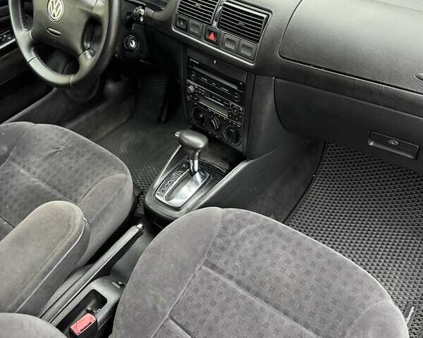 Черный Фольксваген Гольф, объемом двигателя 1.6 л и пробегом 253 тыс. км за 3999 $, фото 14 на Automoto.ua