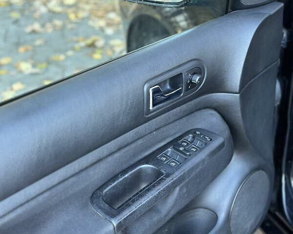 Черный Фольксваген Гольф, объемом двигателя 1.39 л и пробегом 231 тыс. км за 3799 $, фото 56 на Automoto.ua