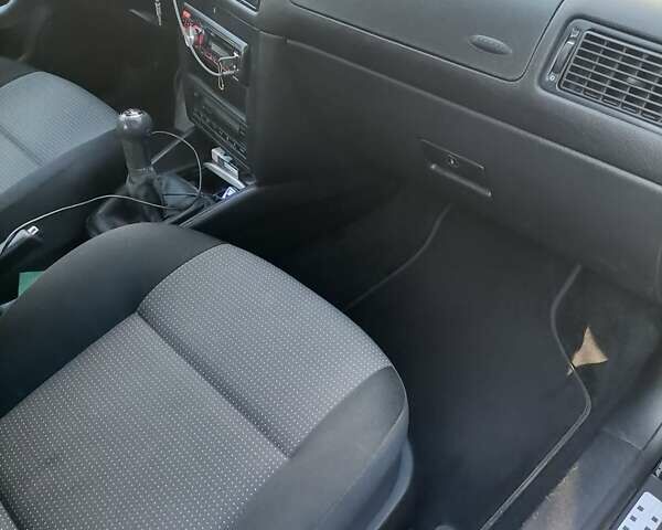 Чорний Фольксваген Гольф, об'ємом двигуна 1.6 л та пробігом 215 тис. км за 4700 $, фото 18 на Automoto.ua