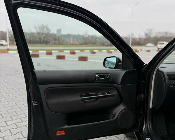 Черный Фольксваген Гольф, объемом двигателя 1.39 л и пробегом 267 тыс. км за 4150 $, фото 30 на Automoto.ua