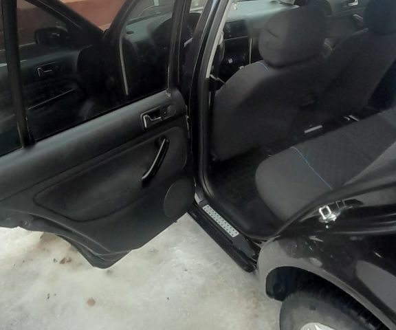 Черный Фольксваген Гольф, объемом двигателя 1.4 л и пробегом 400 тыс. км за 4000 $, фото 3 на Automoto.ua