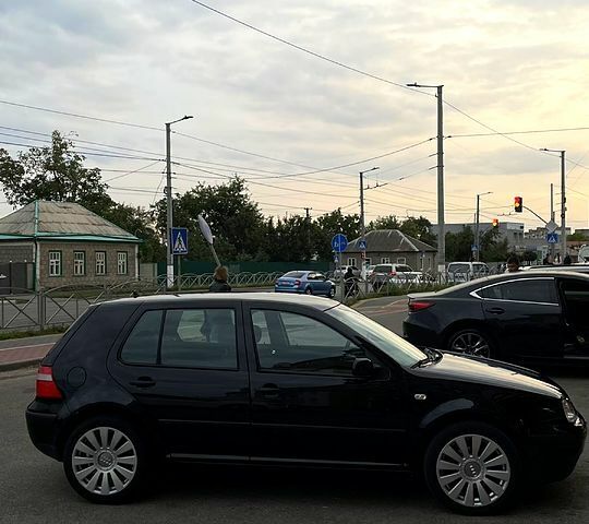 Черный Фольксваген Гольф, объемом двигателя 1.6 л и пробегом 214 тыс. км за 4500 $, фото 2 на Automoto.ua