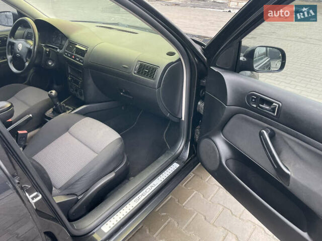 Черный Фольксваген Гольф, объемом двигателя 1.39 л и пробегом 220 тыс. км за 3999 $, фото 13 на Automoto.ua