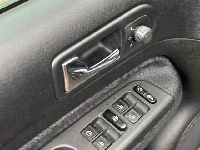 Черный Фольксваген Гольф, объемом двигателя 1.4 л и пробегом 238 тыс. км за 4300 $, фото 12 на Automoto.ua