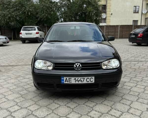 Черный Фольксваген Гольф, объемом двигателя 1.6 л и пробегом 253 тыс. км за 3999 $, фото 1 на Automoto.ua