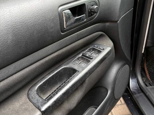 Черный Фольксваген Гольф, объемом двигателя 1.6 л и пробегом 240 тыс. км за 4100 $, фото 6 на Automoto.ua