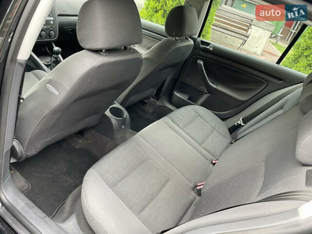 Черный Фольксваген Гольф, объемом двигателя 1.6 л и пробегом 237 тыс. км за 5150 $, фото 19 на Automoto.ua