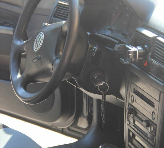 Черный Фольксваген Гольф, объемом двигателя 1.6 л и пробегом 240 тыс. км за 6000 $, фото 9 на Automoto.ua