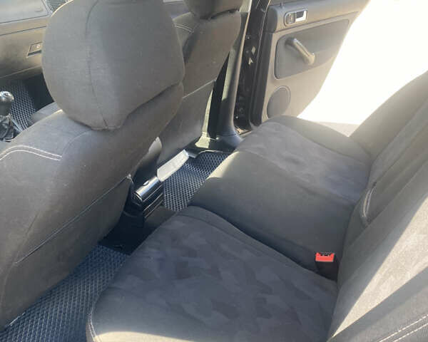 Черный Фольксваген Гольф, объемом двигателя 1.39 л и пробегом 245 тыс. км за 4700 $, фото 2 на Automoto.ua