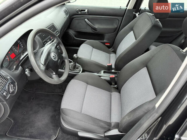 Черный Фольксваген Гольф, объемом двигателя 1.6 л и пробегом 266 тыс. км за 4650 $, фото 32 на Automoto.ua