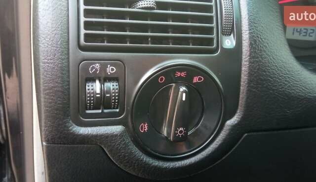 Черный Фольксваген Гольф, объемом двигателя 1.4 л и пробегом 315 тыс. км за 4800 $, фото 15 на Automoto.ua