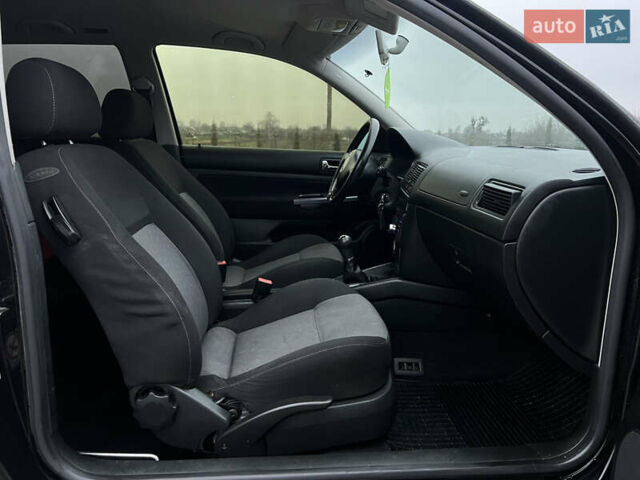 Черный Фольксваген Гольф, объемом двигателя 1.39 л и пробегом 262 тыс. км за 3800 $, фото 25 на Automoto.ua