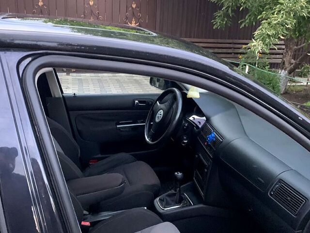 Черный Фольксваген Гольф, объемом двигателя 1.6 л и пробегом 270 тыс. км за 3900 $, фото 2 на Automoto.ua