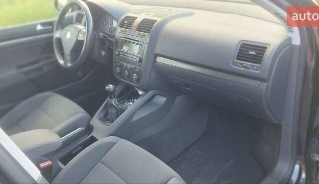 Черный Фольксваген Гольф, объемом двигателя 1.6 л и пробегом 244 тыс. км за 5000 $, фото 1 на Automoto.ua