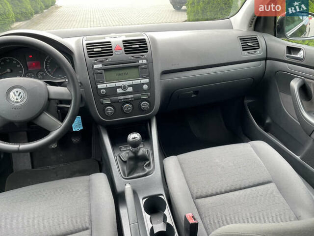 Черный Фольксваген Гольф, объемом двигателя 1.6 л и пробегом 237 тыс. км за 5150 $, фото 14 на Automoto.ua