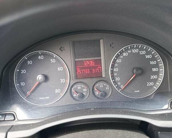 Черный Фольксваген Гольф, объемом двигателя 1.39 л и пробегом 257 тыс. км за 4500 $, фото 7 на Automoto.ua