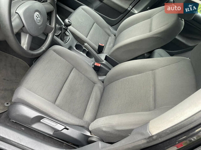 Черный Фольксваген Гольф, объемом двигателя 1.6 л и пробегом 237 тыс. км за 5150 $, фото 13 на Automoto.ua
