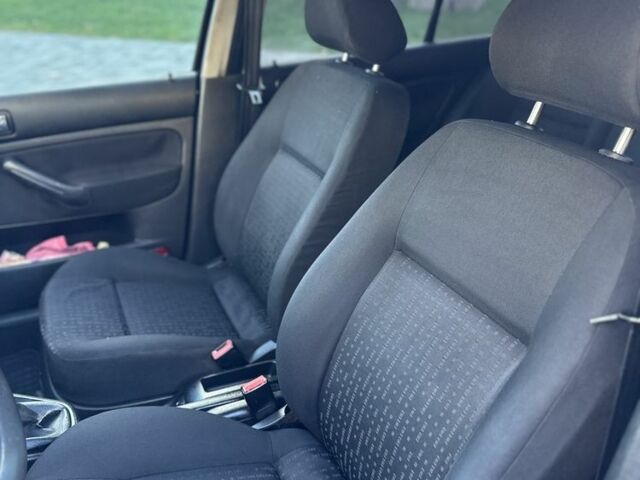 Черный Фольксваген Гольф, объемом двигателя 1.6 л и пробегом 324 тыс. км за 3900 $, фото 7 на Automoto.ua