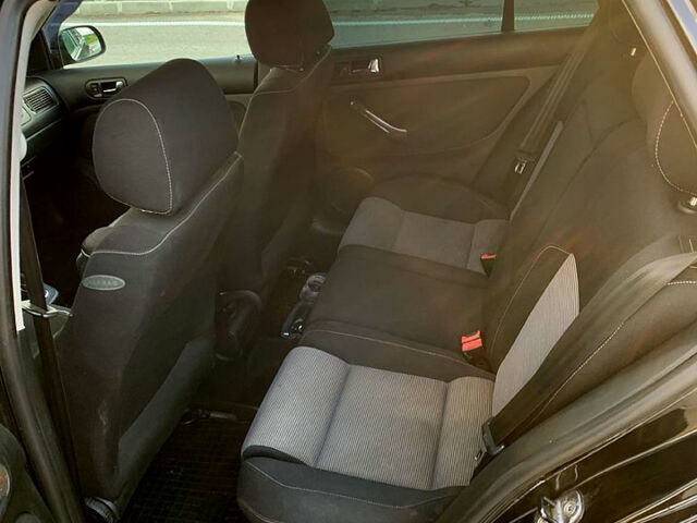 Черный Фольксваген Гольф, объемом двигателя 1.6 л и пробегом 270 тыс. км за 3900 $, фото 4 на Automoto.ua