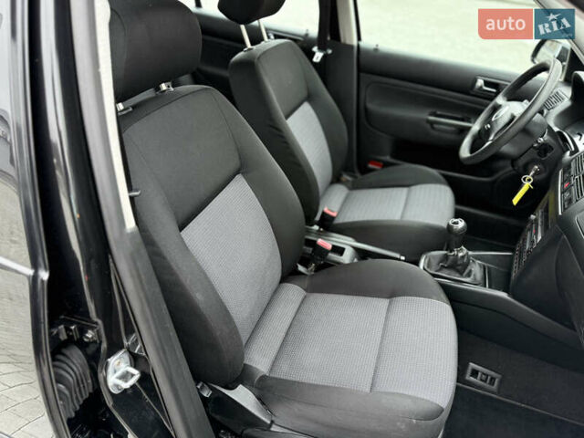 Черный Фольксваген Гольф, объемом двигателя 1.6 л и пробегом 266 тыс. км за 4650 $, фото 39 на Automoto.ua