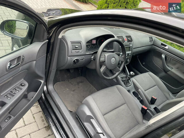 Черный Фольксваген Гольф, объемом двигателя 1.6 л и пробегом 237 тыс. км за 5150 $, фото 11 на Automoto.ua