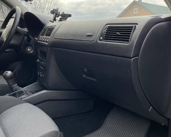 Черный Фольксваген Гольф, объемом двигателя 1.39 л и пробегом 273 тыс. км за 4299 $, фото 24 на Automoto.ua