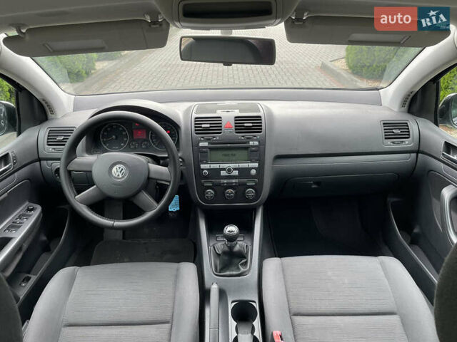 Черный Фольксваген Гольф, объемом двигателя 1.6 л и пробегом 237 тыс. км за 5150 $, фото 15 на Automoto.ua