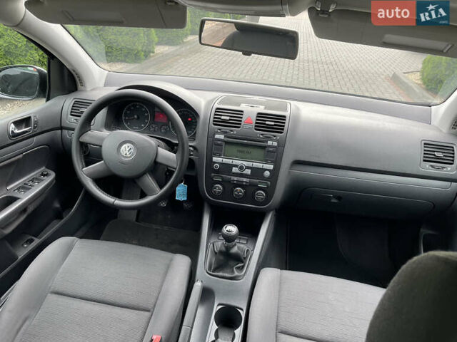 Черный Фольксваген Гольф, объемом двигателя 1.6 л и пробегом 237 тыс. км за 5150 $, фото 18 на Automoto.ua