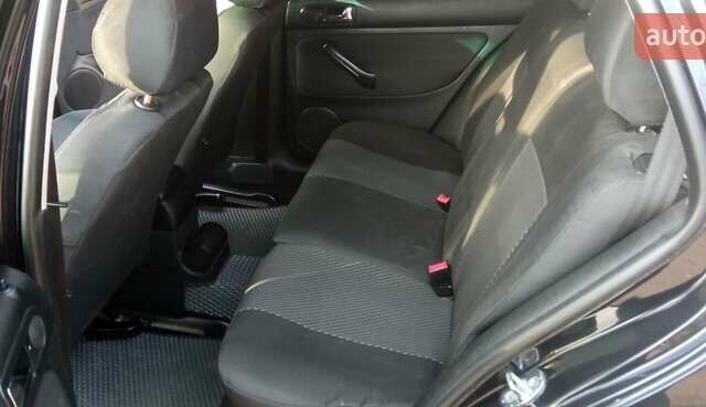 Черный Фольксваген Гольф, объемом двигателя 1.4 л и пробегом 315 тыс. км за 4800 $, фото 6 на Automoto.ua