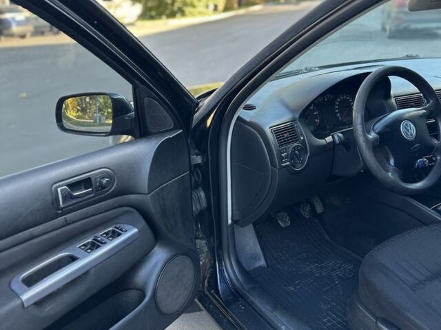 Черный Фольксваген Гольф, объемом двигателя 1.6 л и пробегом 324 тыс. км за 3900 $, фото 6 на Automoto.ua