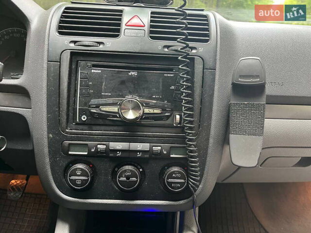 Черный Фольксваген Гольф, объемом двигателя 1.6 л и пробегом 205 тыс. км за 5400 $, фото 17 на Automoto.ua