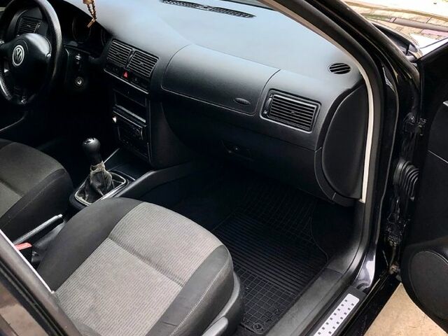 Черный Фольксваген Гольф, объемом двигателя 1.6 л и пробегом 268 тыс. км за 4700 $, фото 6 на Automoto.ua