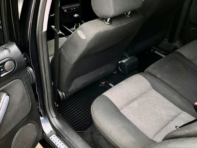 Черный Фольксваген Гольф, объемом двигателя 1.6 л и пробегом 268 тыс. км за 4700 $, фото 5 на Automoto.ua